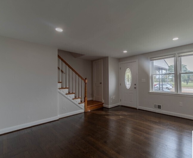 Building Photo - 3 Bedroom Home 21206