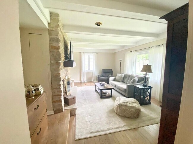 Building Photo - Desirable Mequon Home in Heart of Ville du...