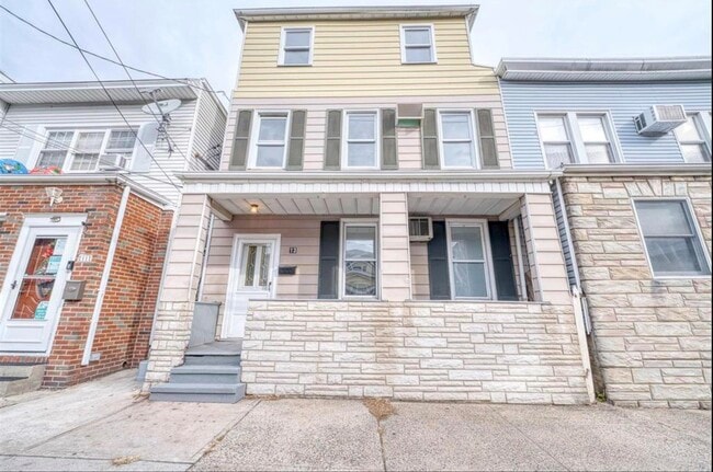 Building Photo - 13 E 17th St