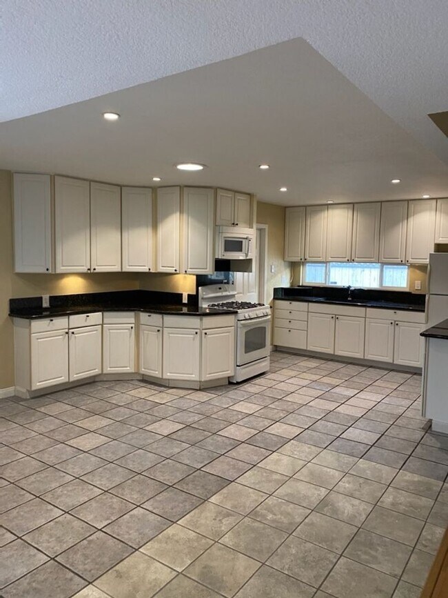 Building Photo - Frontier Dr.