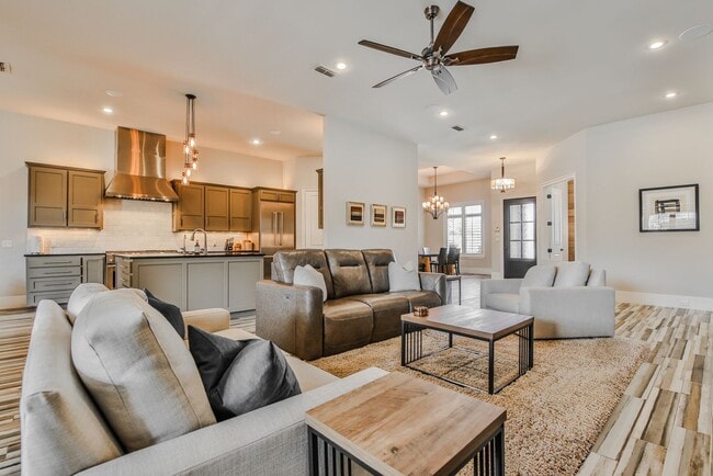 Building Photo - Stunning 4-Bedroom Luxury Home with Resort-Style Pool in Prestigious Oakmont Estates – Available ...