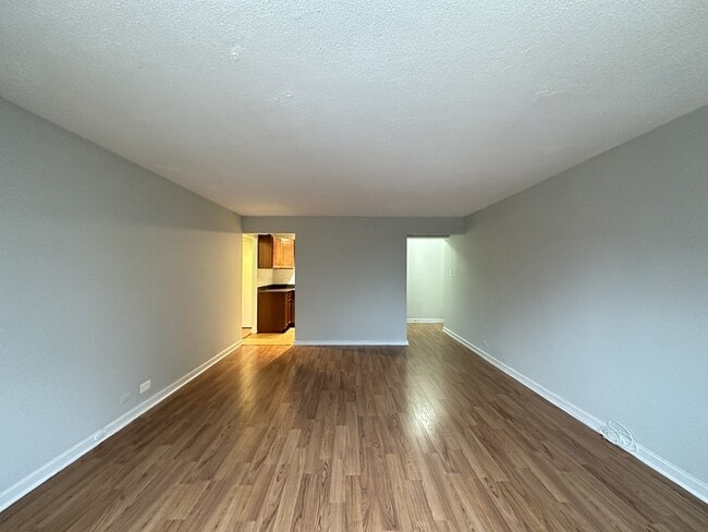 Building Photo - 450 W Wellington Ave