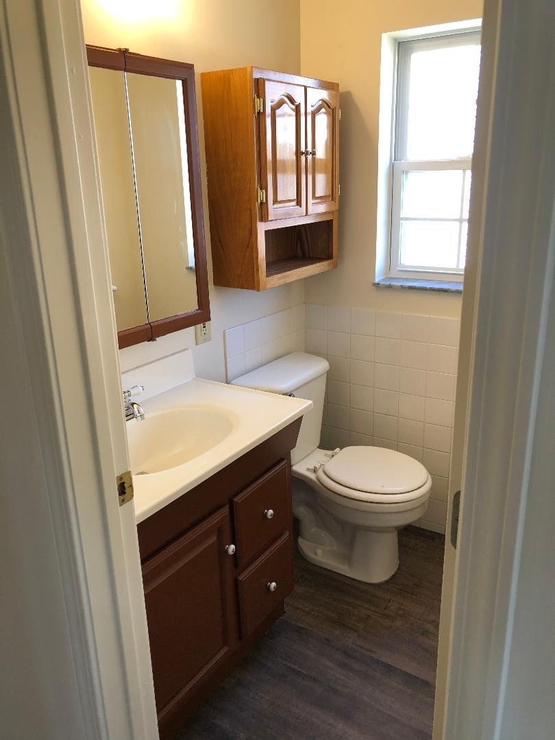 Half bath - 435 Highfield Ave