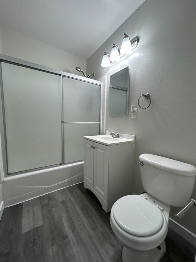 Building Photo - SPACIOUS 2 BEDROOM 1 BATH UPSTAIRS WITH 1 SHARED PARKING SPACE INCLUDED