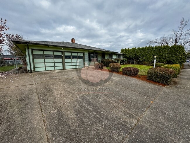 Building Photo - Beautifully Renovated Home -