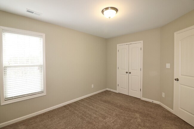 Building Photo - Spacious 4-Bedroom Home with Fireplace in Fayetteville, NC - A Must-See Rental Property!
