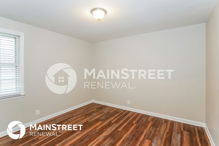 Building Photo - 242 Iris Dr