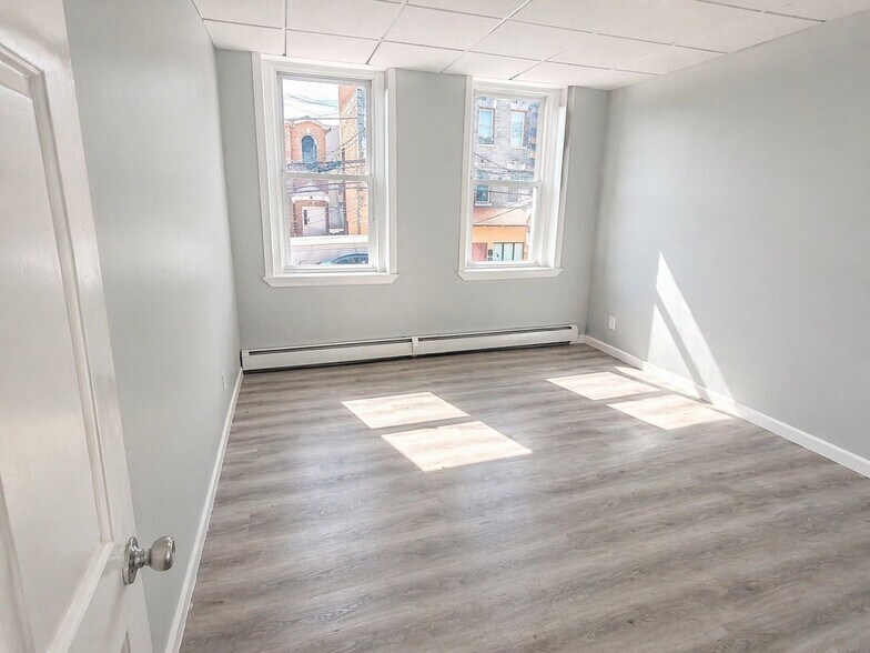 Building Photo - 587 N 6th St