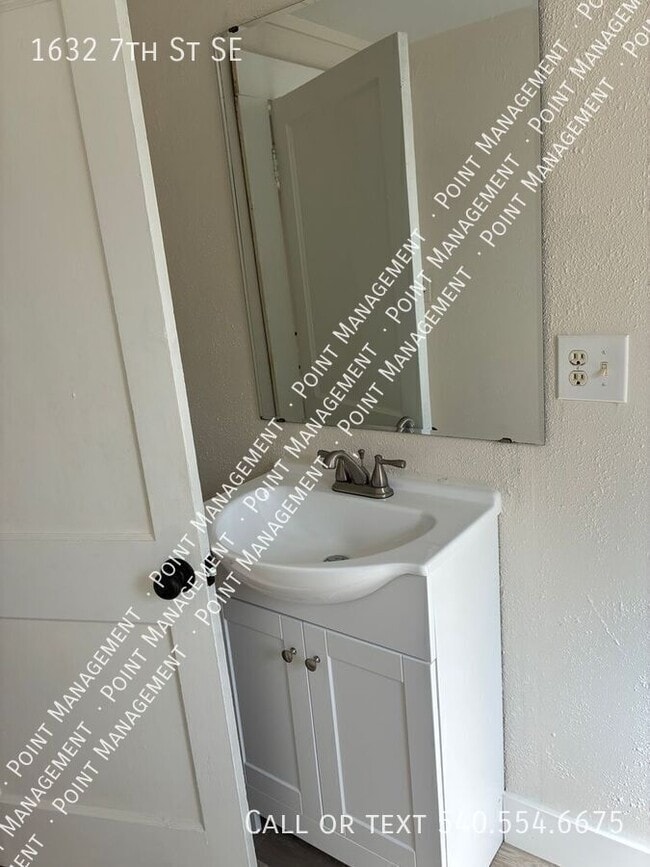 Building Photo - 1632 7th St SE