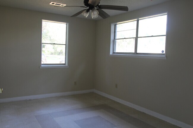Building Photo - 2906 Rosebriar Ave
