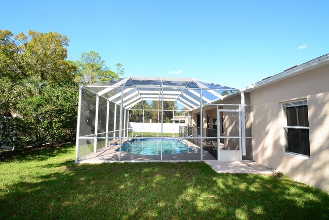 Building Photo - Pool Home with 4 bed, 2 bath located in Se...