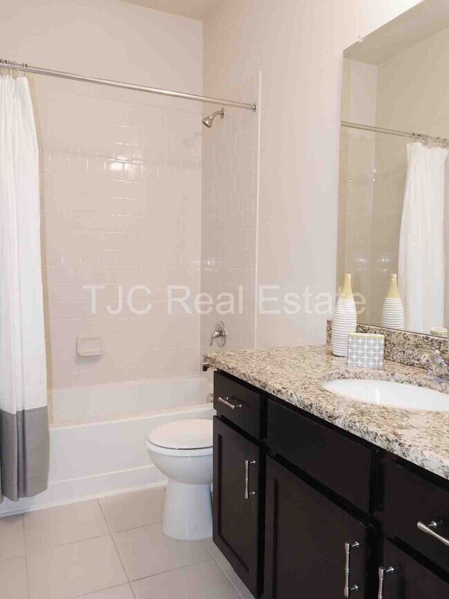 Building Photo - Central Park Town Home for Rent!