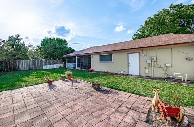 Building Photo - 1242 Wyndcliff Dr