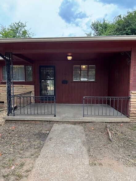 Building Photo - 852 N Xenophon Ave