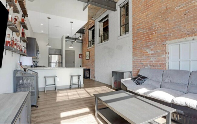 Building Photo - 570 S Front St