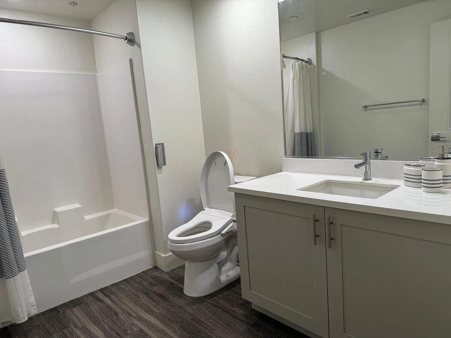 Building Photo - 5925 Charlotte Dr