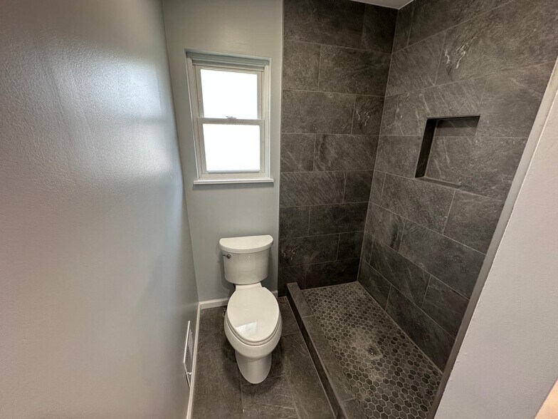 main bath - 31074 Birchwood St