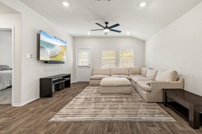 Building Photo - 6430 Greensleeves