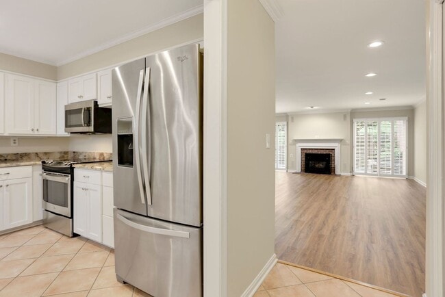 Building Photo - 2 Bed 2 Bath - Bethesda Condo - Large Outd...