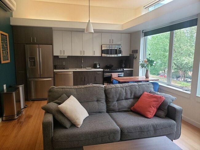 Building Photo - Overlook Neighborhood Condo!