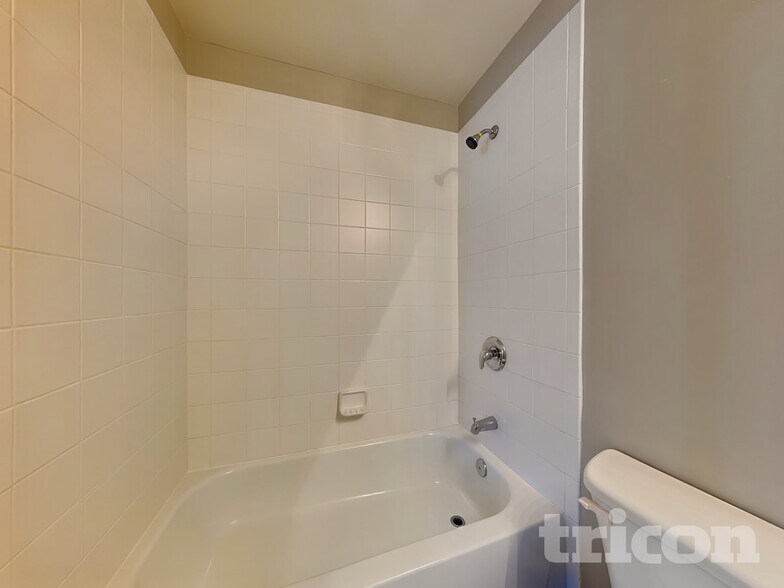 Building Photo - 1533 Country Wood Dr