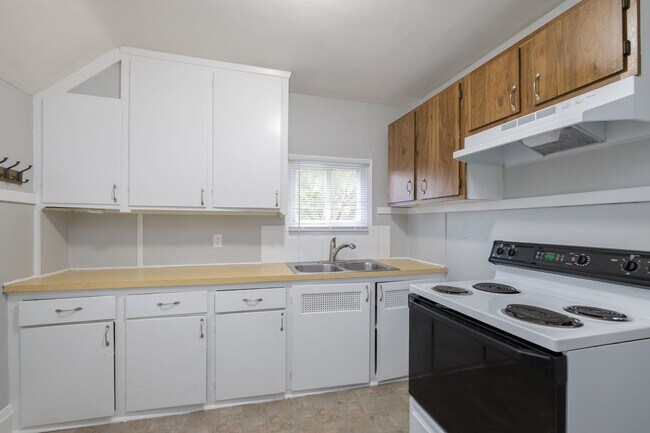 Building Photo - 162 7th St