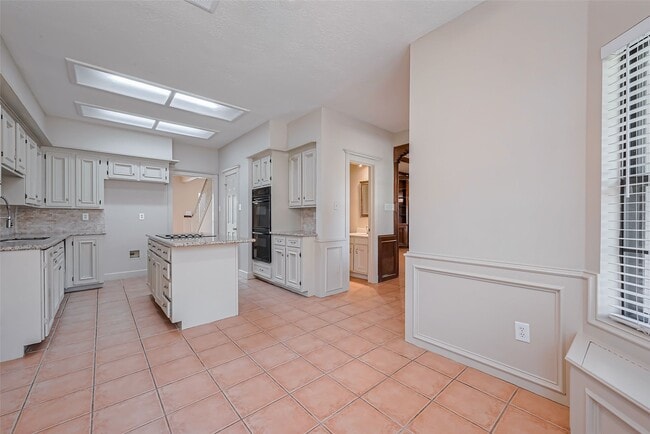 Building Photo - 2727 Raintree Dr