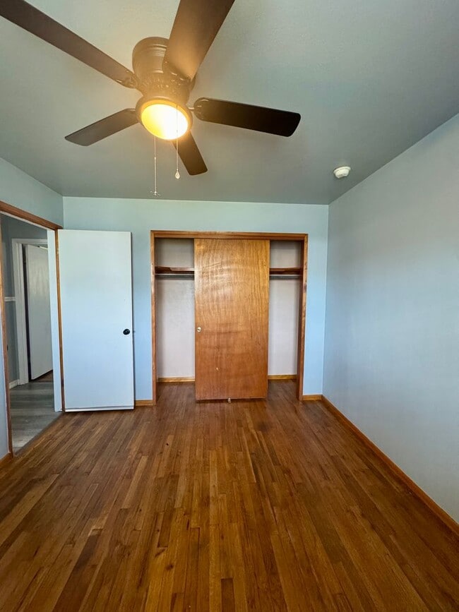 Building Photo - Renovated 2 bed 1 bath duplex near town ce...