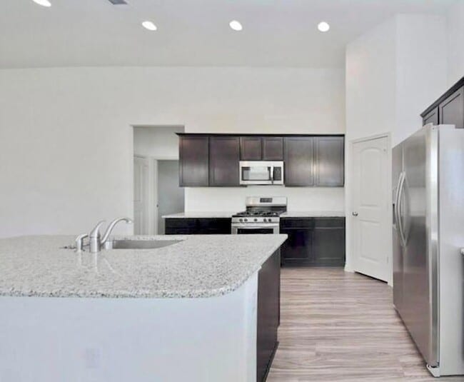 Building Photo - 16829 Aventura Ave