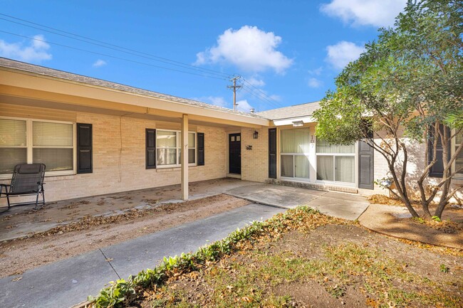 Building Photo - Oakhurst Duplex