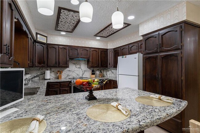 Building Photo - 2213 Lake View Dr