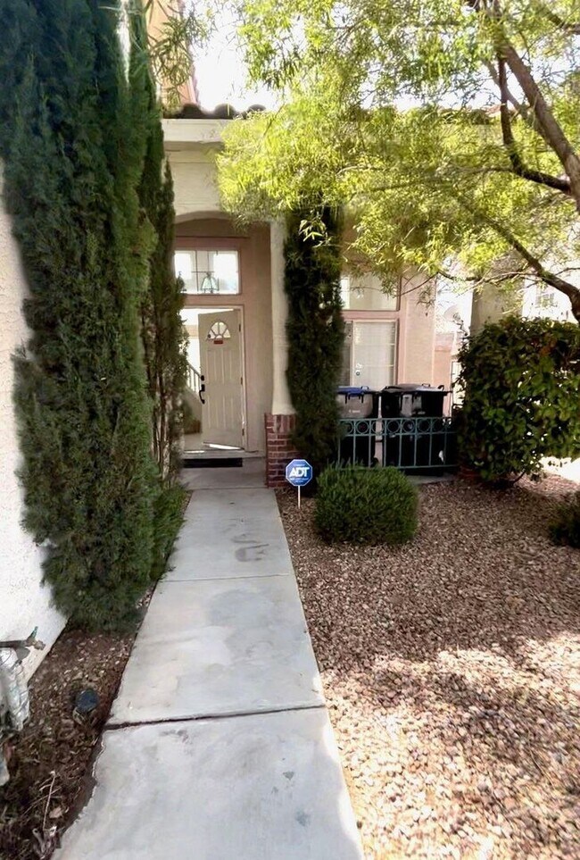 Building Photo - 3 bedroom and 2.5 bath in prime Henderson !! 89074 - Nearby School!