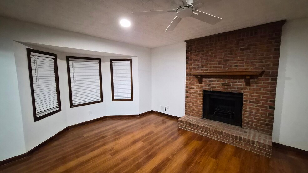 Building Photo - 490 Julius Dr