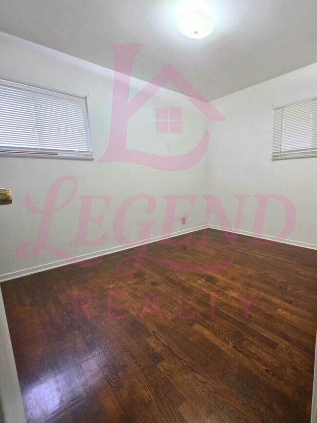 Building Photo - 3 Bedrooms | 1 Bathroom | Hardwood Floors | Bright Living/Dining Area | Galley Kitchen | Unfinish...