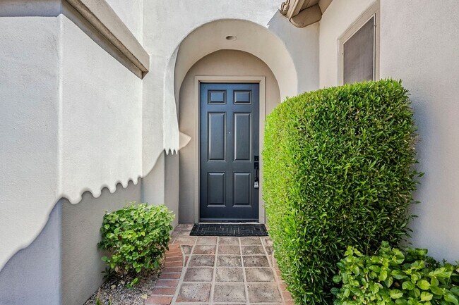 Building Photo - Stunning 4 bed 2.5 bath home with pool, in...