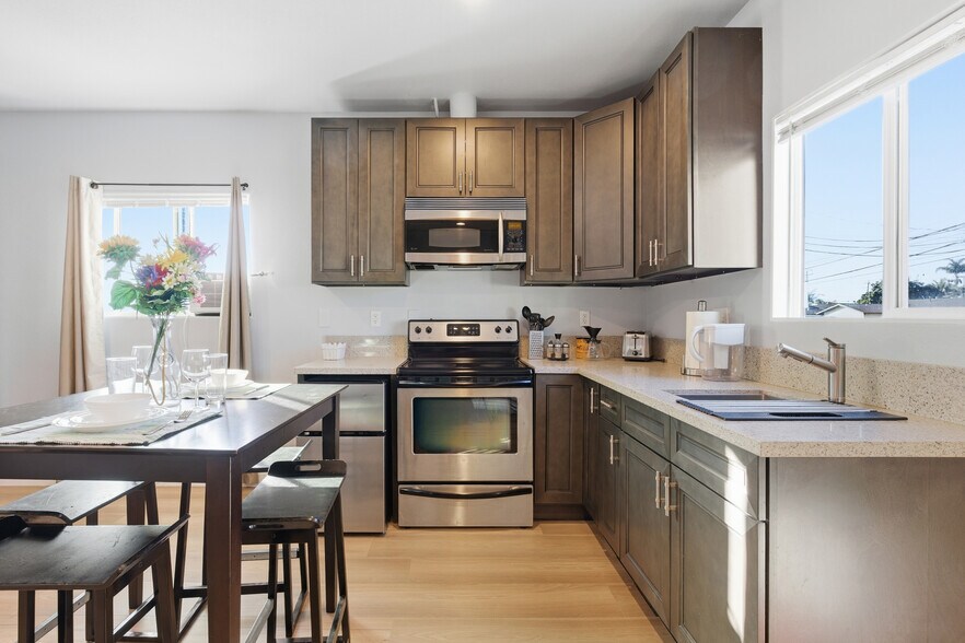 Building Photo - 1026 W 168th St