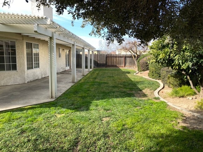 Building Photo - 4 bedroom with a 3 car garage!