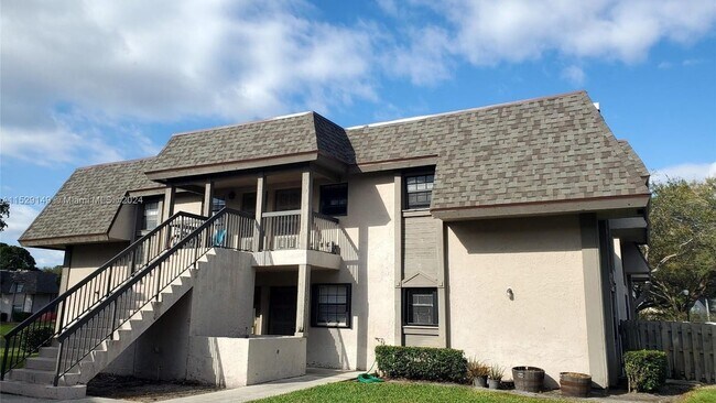 Building Photo - 273 Robin Hood Cir