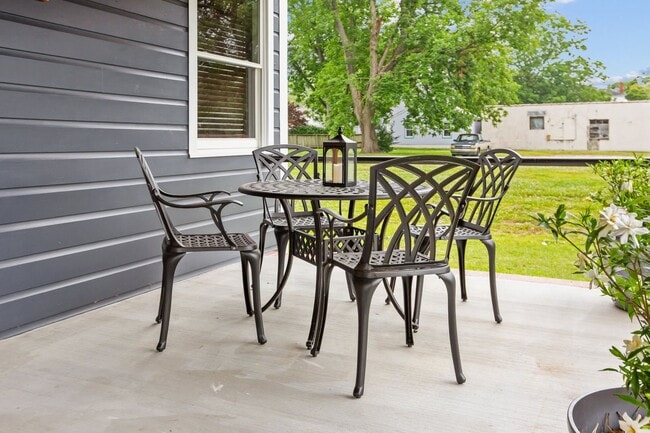 Building Photo - Modern Furnished Cottage Located Downtown!