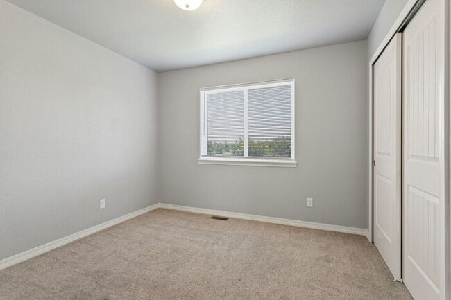 Building Photo - Spacious 4-Bed Home Minutes from Fort Cars...