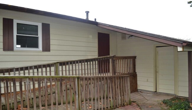 Building Photo - Don't miss out on this beautiful home!