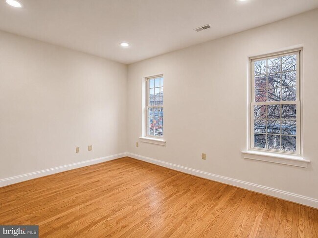 Building Photo - 2542 W Girard Ave
