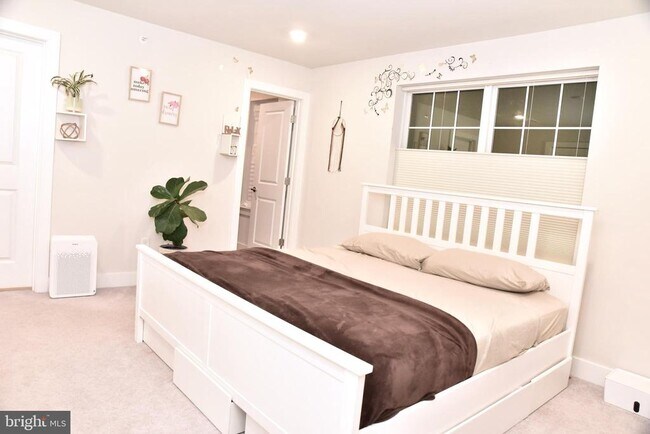 Building Photo - 214 Red Leaf Ln