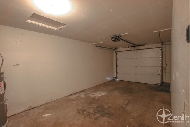 Building Photo - 2912 NE 86th Ave