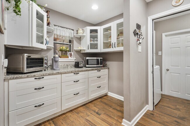 Building Photo - 5003 Mockingbird Ln