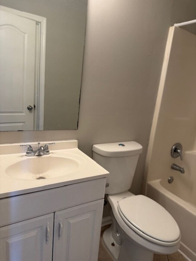 Building Photo - Beautifully Updated 5BR / 3 Bath Brick Fro...