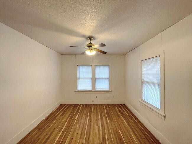 Building Photo - 1 Bed 1 Bath Duplex