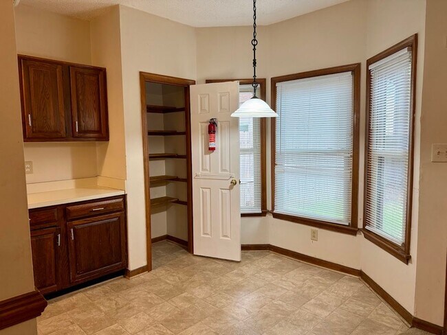 Building Photo - Stunning 3-bedroom Townhome in Heart of Vi...