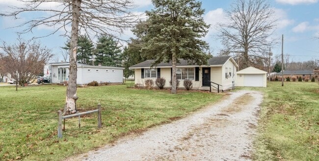 Building Photo - North Side Gem – 2-Bedroom with Garage & C...