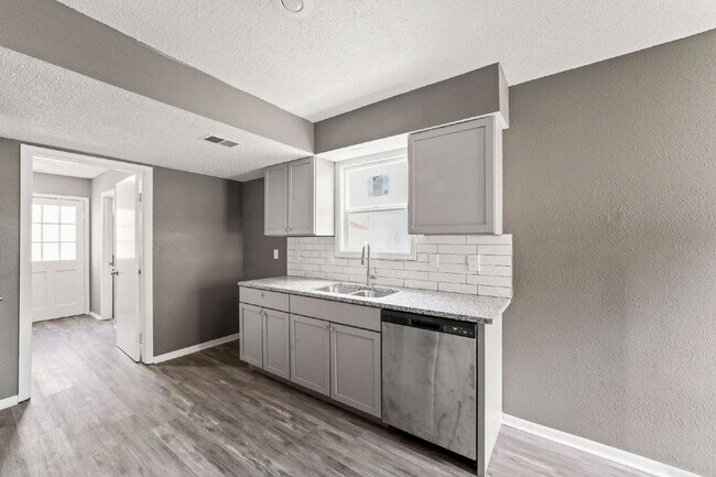 Building Photo - Spacious and updated townhome in Olathe!  1st month is Free!*